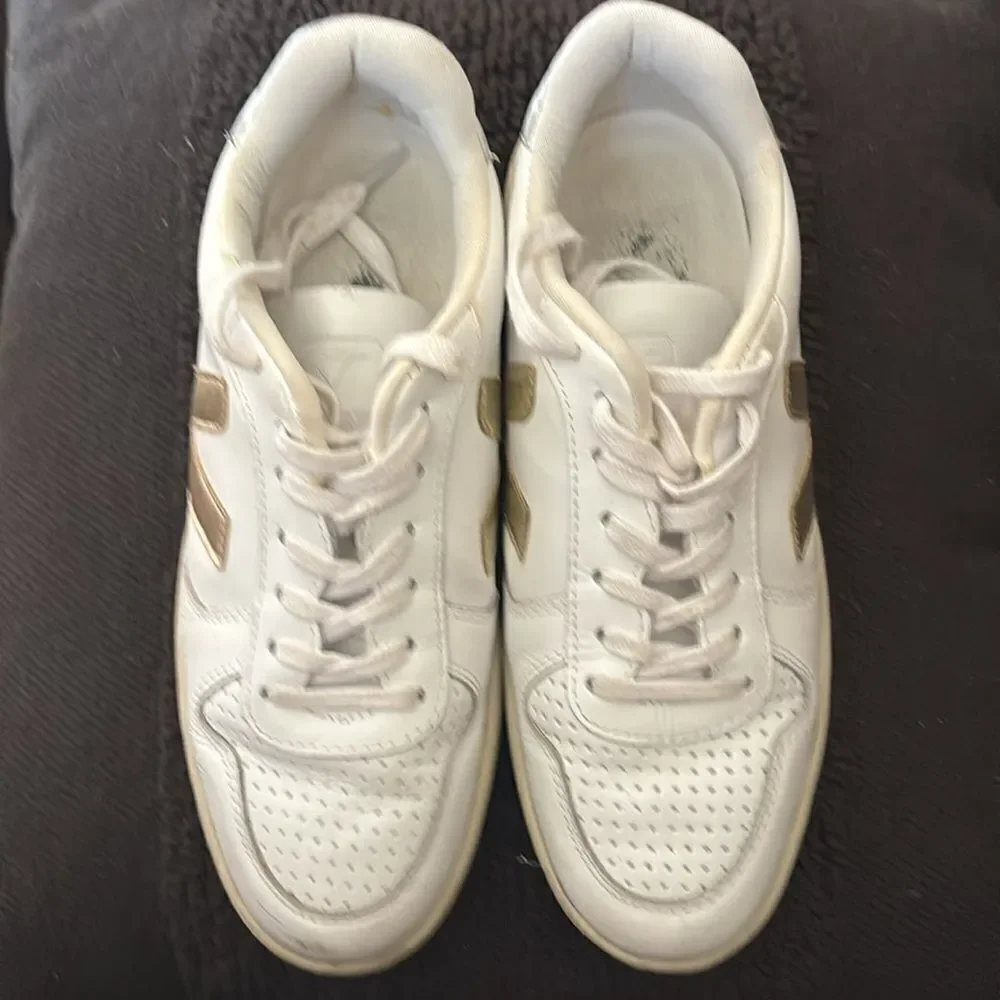 Vert by Veja Leather Snickers Size 6.5